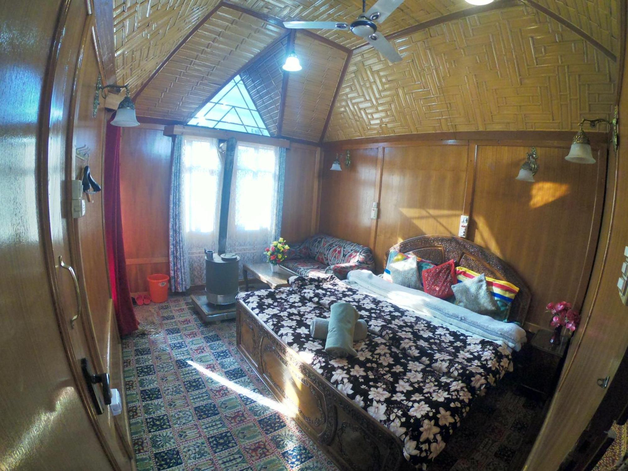 Goona Palace Houseboats Srinagar  Ngoại thất bức ảnh
